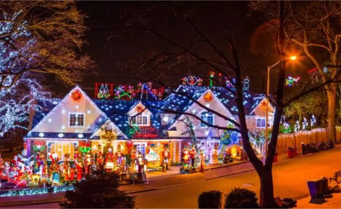 How-to-Hang-Christmas-Decorations-on-Roofs-and-Gutters.
