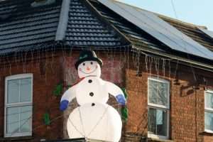 - How to Hang Christmas Decorations on Roofs and Gutters