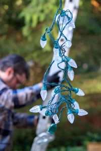 - How to Hang Christmas Decorations on Roofs and Gutters